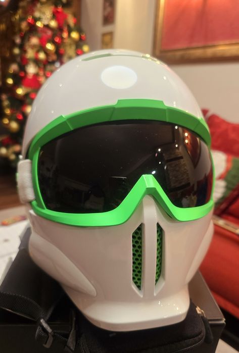 Уникална нова ски каска Ruroc