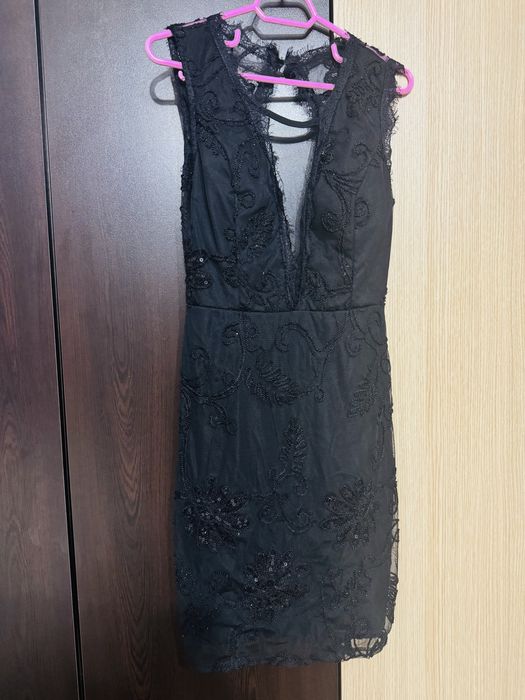 Черна рокля с ефектен гръб