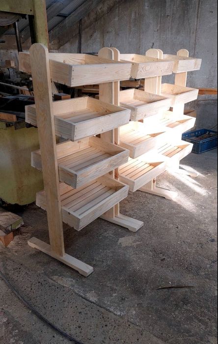 Стелажи от масивна дървесина