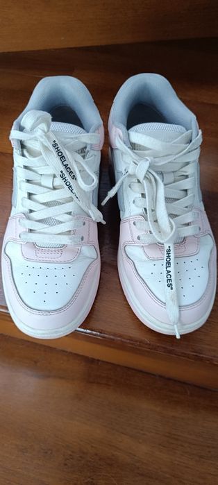 De vânzare  Off -White out of office