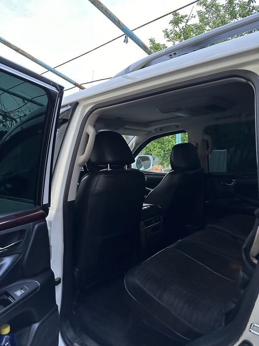 Lexus LX570 год 2011