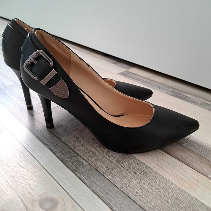 Обувки на тънък ток.