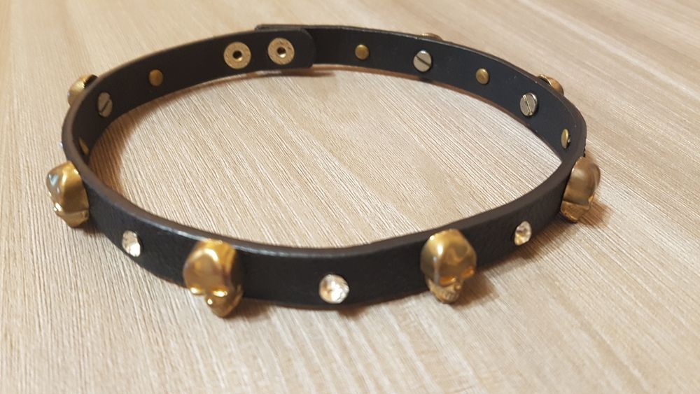 Colier tip choker din piele cu cranii și cristale