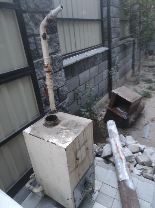 Напольная газовая печь в хорошем состоянии