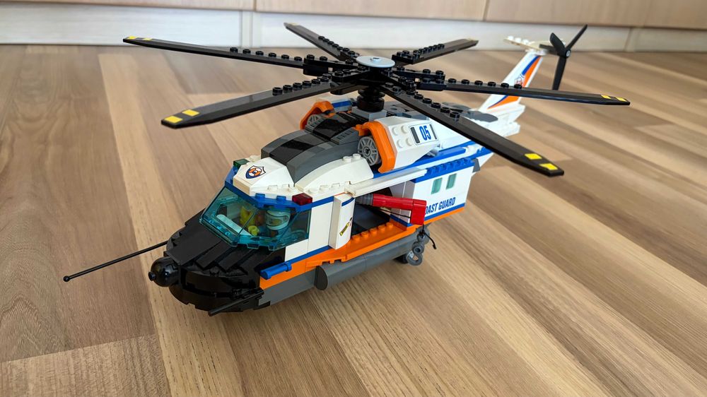 Тежкотоварен спасителен хеликоптер LEGO City 60166