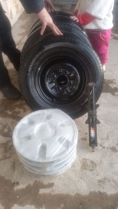 4 ta 12 damaz baloni sotiladi. Kalpaklar va damkrad