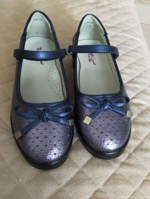 Продам туфли на а девочку