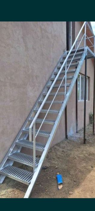 Scari zincate pe comanda