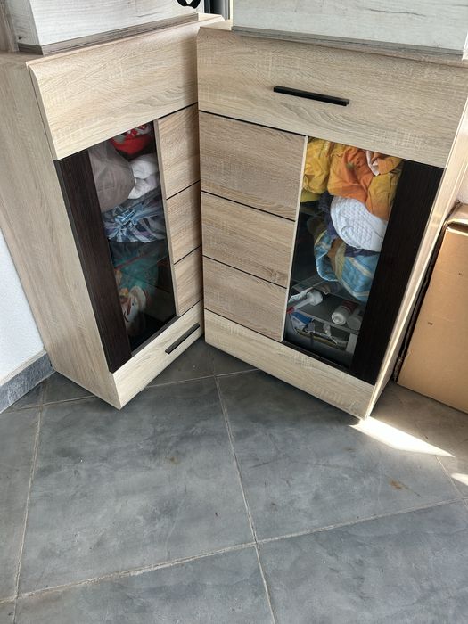 Два броя шкаф със стъклени рафтове