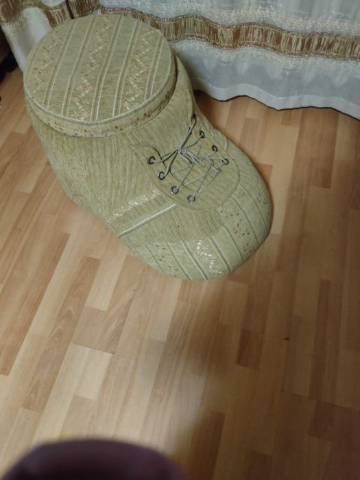 Пуфик-башмак в винтажном стиле