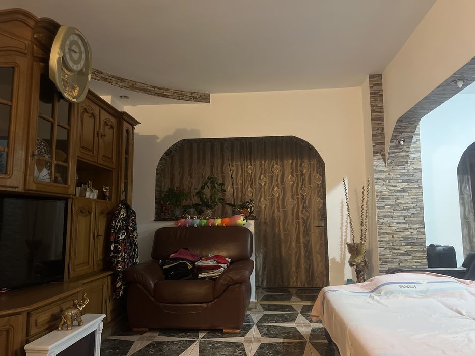 Vând apartament 3camere , decomandat !