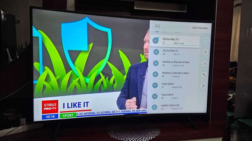 Televizor smart LED curbat Smart Samsung 138 cm 4K Ultra HD, Clasa A