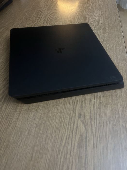 PS4 Slim + 2 manete + 9 jocuri