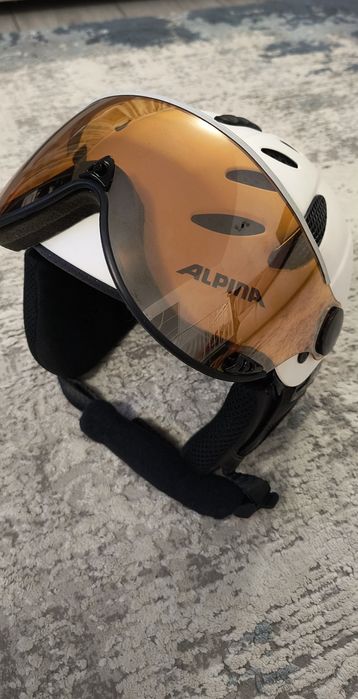 Vând cască testată pentru schi și snowboard