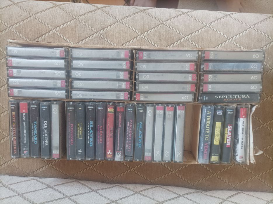 Vând colectie casete rock metal hammer