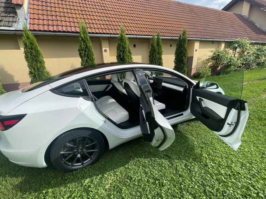 Tesla Model 3 Long Range 2021 POMPA DE CALDURA ,510 km cu 100 % baterie NU SUNT INTERESAT DE SCHIMBURI!! iar prețul este NEGOCIABIL LA FATA LOCULUI!!