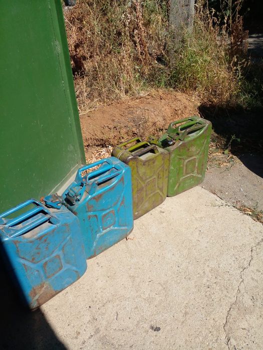 Продам канистры под бензин.