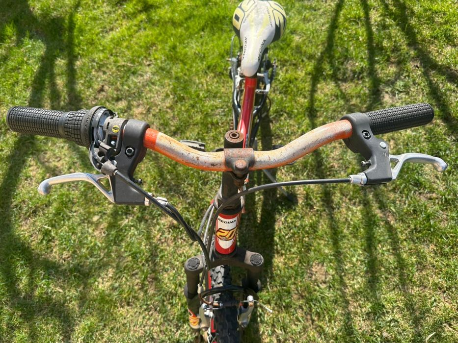 Vând bicicleta cu suspensie cu roti pe 20