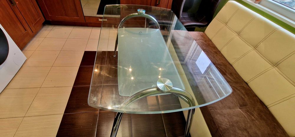 Стъклена трапезна маса с четири стола