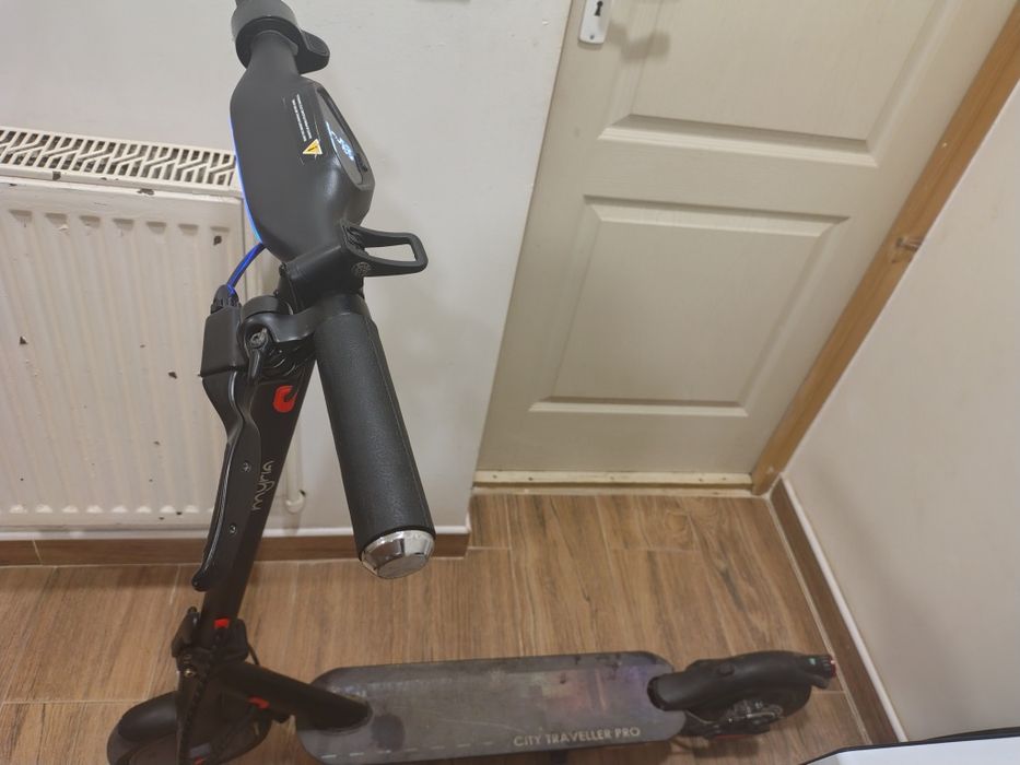 Vînd trotineta electric