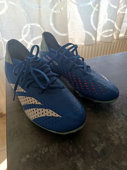Vând adidas predator
