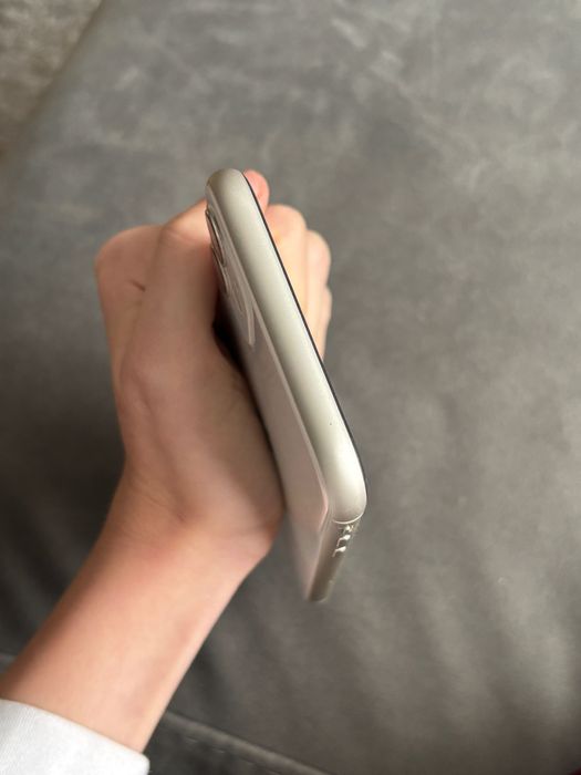 iPhone 11 128 GB бял