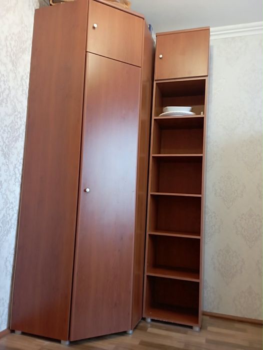 Продам угловой шкаф с полками