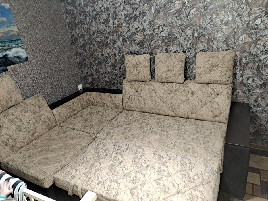 Продаётся два дивана,одно кресло,журнальный столик