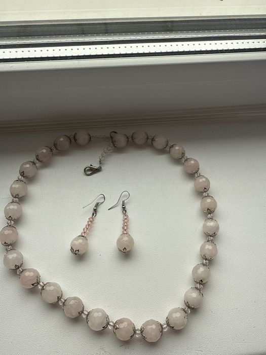 Набор из бус браслета и серег