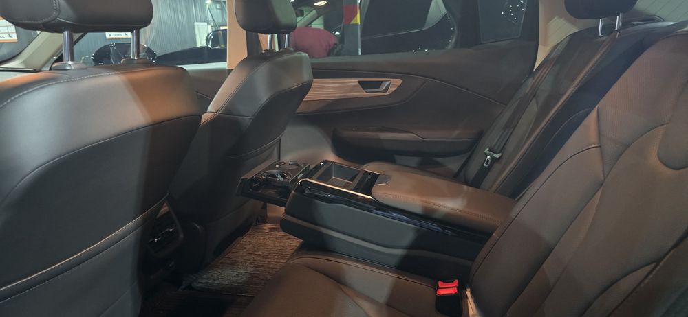 Hongqi Eqm 5 , 500 тали