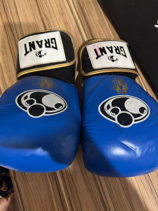 боксерские перчатки и шлем