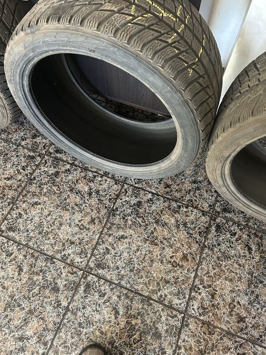 Nokian295/35/21цола\\\\\\\\\\\\\\\\\\\\\\\\\\\\\\\\\\\\