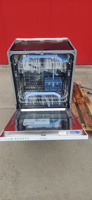 Съдомиялна за вграждане .Indesit