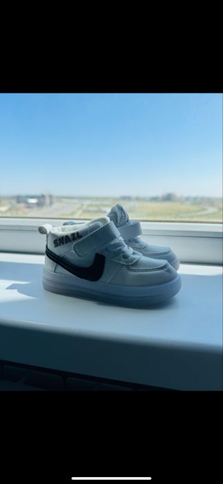 Продам детские кроссовки