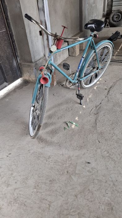 Velosiped yuruvchi turibdi yaxshi xolatda oladiganlar aloqag chiqamiz