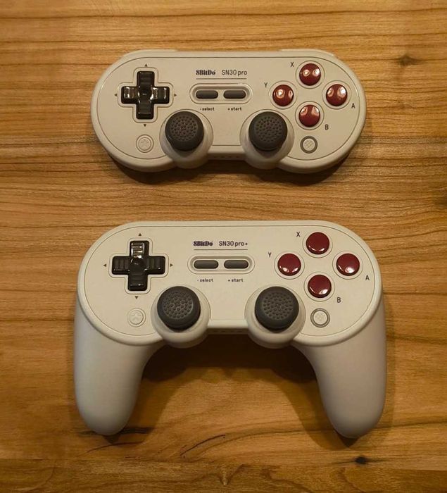 Два контролера 8BitDo: SN30 Pro и SN30 Pro+
