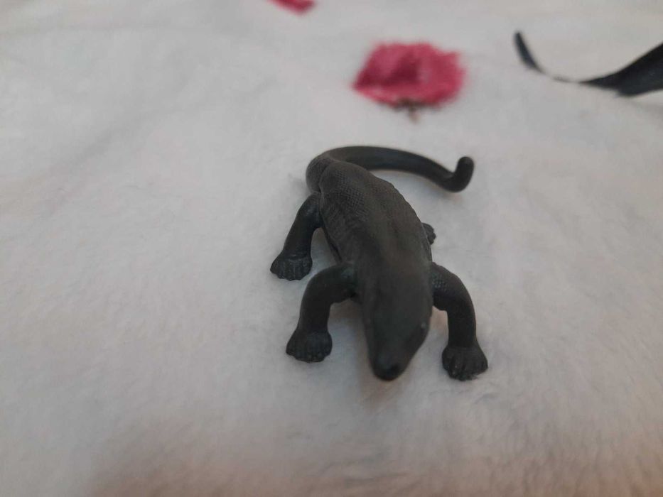 Играчки динозаври, гущер и момиче