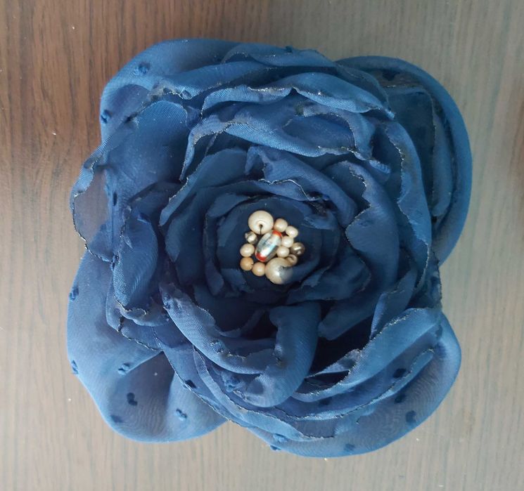 Брошки цветя от коприна