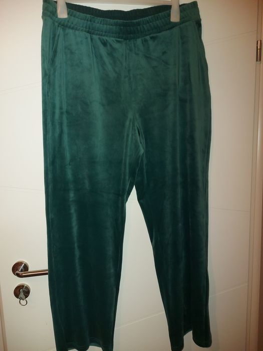 Pantaloni trening plasați