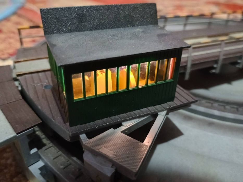 Placă turnată motorizată Fleischmann, remiză machetă trenuleț electric locomotive vagoane șine HO