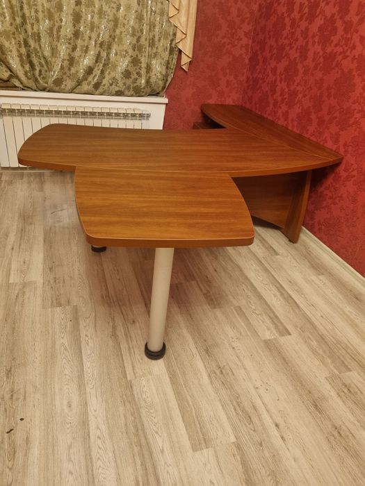 Офисный стол руководителя