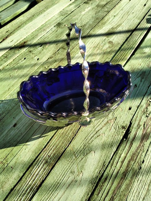 Хромирана кошница с купа от кобалтово синьо стъкло