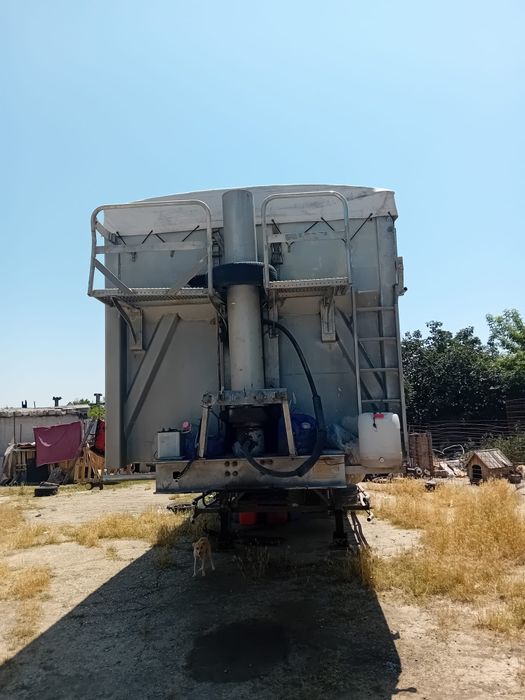 Vând semiremorca cereale 65 mc