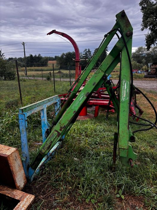 Încărcător în tiranti la tractor