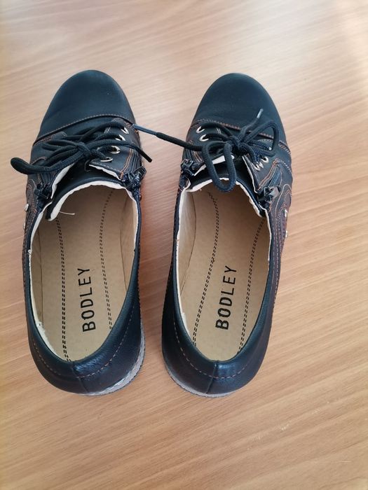 Продам женские ботинки