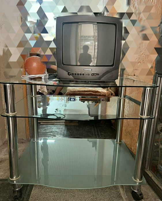 Стол с телевизором