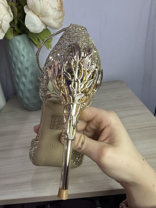 Чисто нови златни обувки