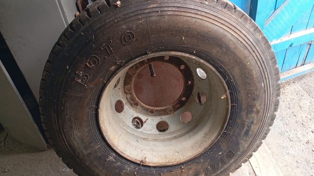 Продам диск с шинами от shacman