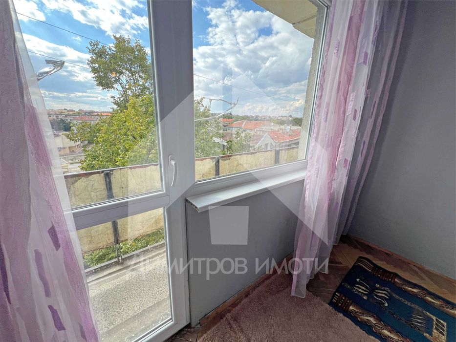 Продава се 65 кв.м. двустаен запазен апартамент ЦЕНТЪР гр. Нови пазар