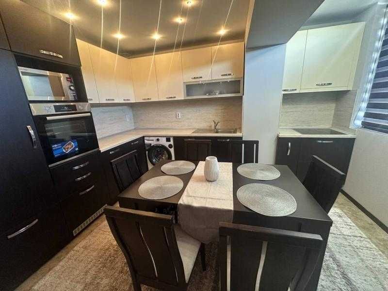 Дава се под наем Двустаен апартамент в Бургас, Славейков - 70 кв.м за 561 € - Снимка #1